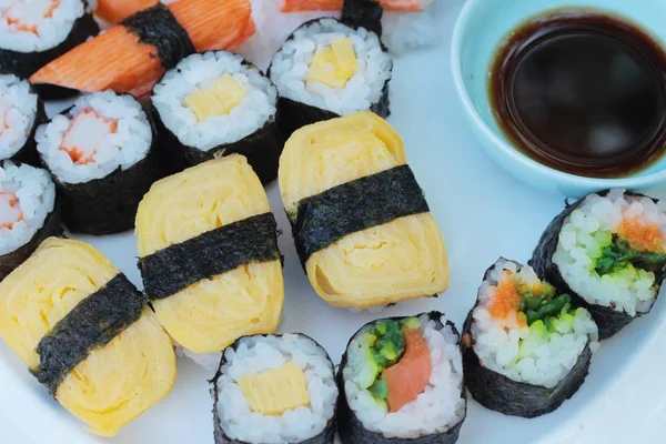 Sushi gulung campuran sangat lezat, makanan Jepang . — Stok Foto