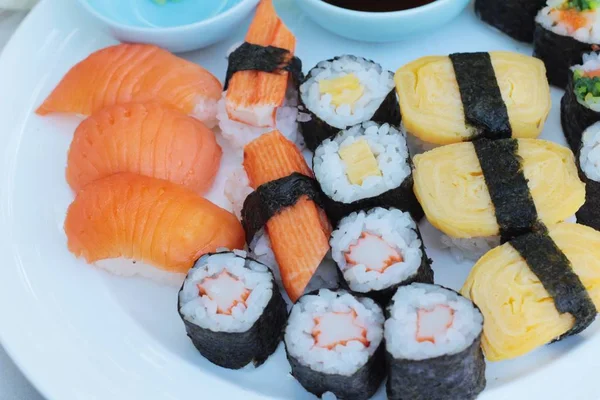 Conjunto de sushi de rolo misto é delicioso, comida japonesa . — Fotografia de Stock