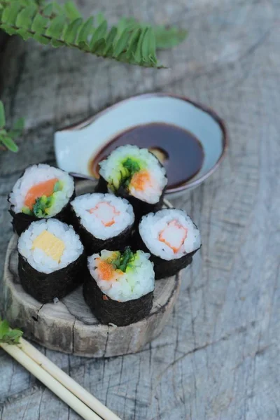 Sushi gulung campuran sangat lezat, makanan Jepang . — Stok Foto