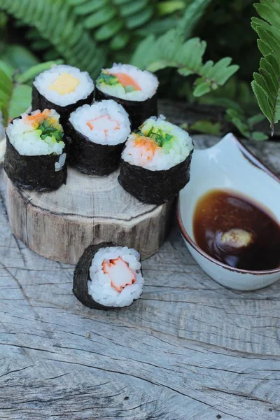 Conjunto de sushi de rollo mixto es delicioso, comida japonesa . — Foto de Stock