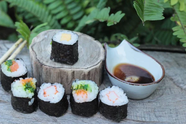 Sushi gulung campuran sangat lezat, makanan Jepang . — Stok Foto