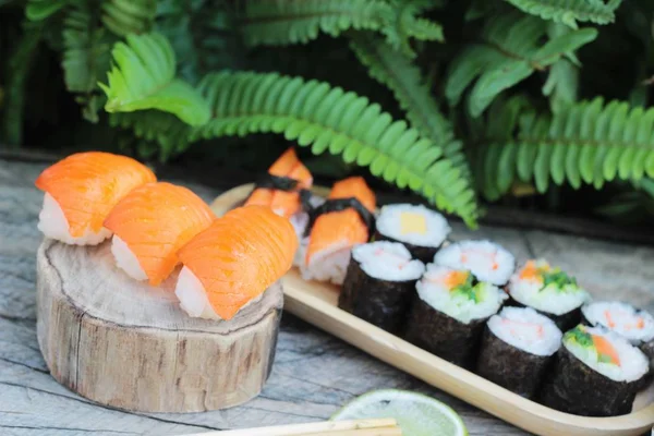 Sushi gulung campuran sangat lezat, makanan Jepang . — Stok Foto