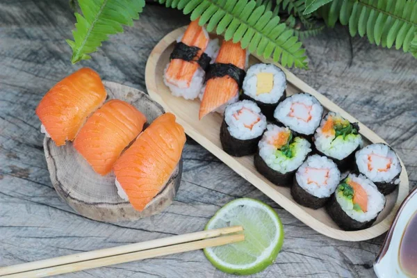 Sushi gulung campuran sangat lezat, makanan Jepang . — Stok Foto