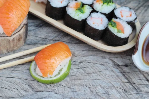 Sushi gulung campuran sangat lezat, makanan Jepang . — Stok Foto