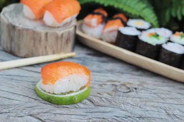 Sushi gulung campuran sangat lezat, makanan Jepang . — Stok Foto