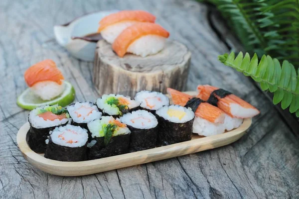 Conjunto de sushi de rolo misto é delicioso, comida japonesa . — Fotografia de Stock