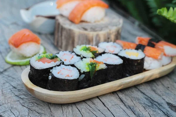 Conjunto de sushi de rolo misto é delicioso, comida japonesa . — Fotografia de Stock