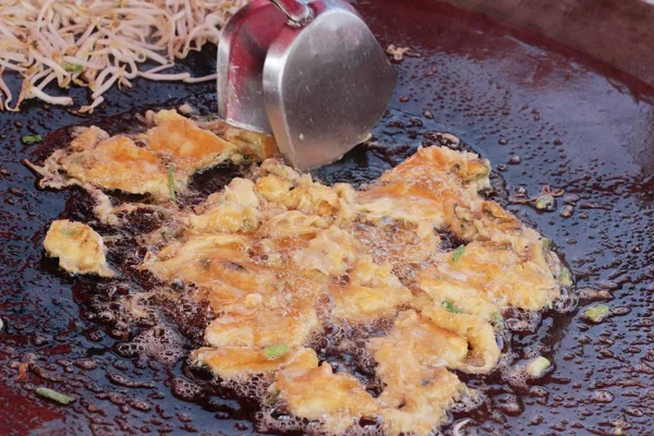 Приготовление хрустящей моллюски на сковороде вкусно . — стоковое фото