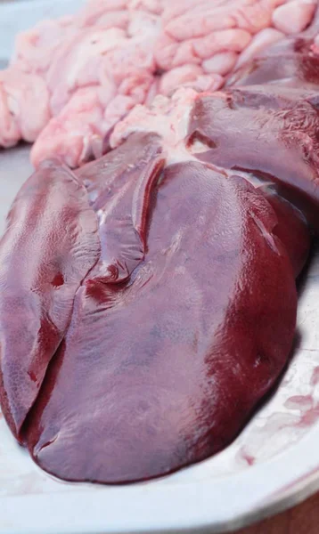 Cerdo crudo para cocinar en el mercado — Foto de Stock