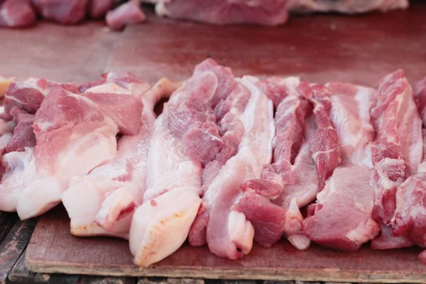 Carne de porco crua para cozinhar no mercado — Fotografia de Stock