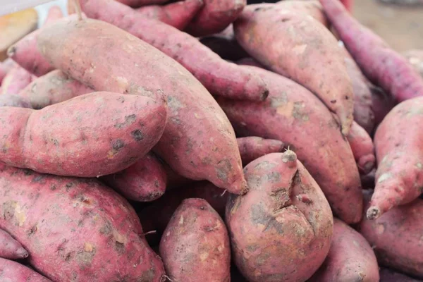 Piyasada taze yer elması.