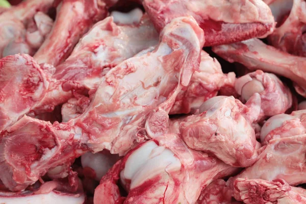 Carne de cerdo de hueso crudo para cocinar en el mercado . — Foto de Stock