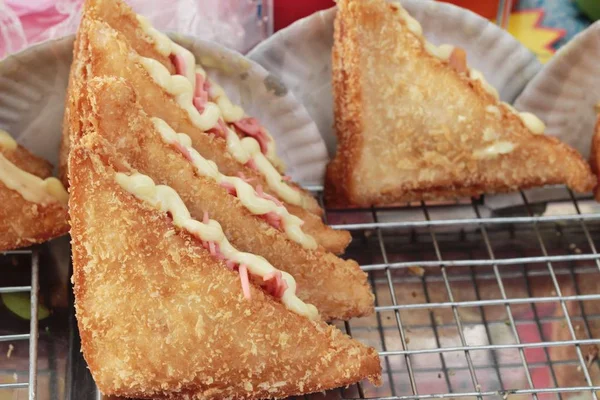 Sandwiches de papas fritas rematados con mayonesa es delicioso . —  Fotos de Stock