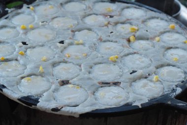 Hindistan cevizi sütü karıştırın şeker ve un, Tay tatlı.