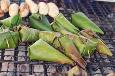 soba üzerinde ızgara yapışkan pirinç.
