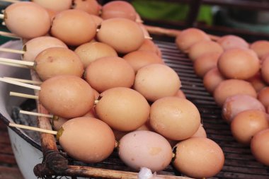 soba dal üzerinde yumurta ızgara.