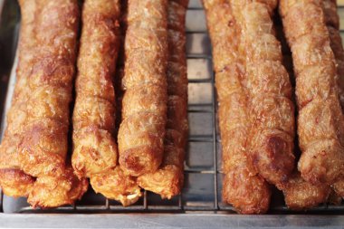 Derin kızarmış yengeç eti rulo (Hoi Jo).