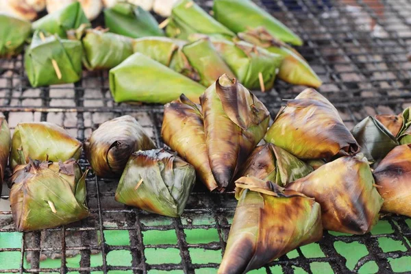 Soba üzerinde ızgara yapışkan pirinç. — Stok fotoğraf