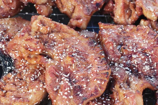 Cerdo asado es delicioso en el mercado . —  Fotos de Stock