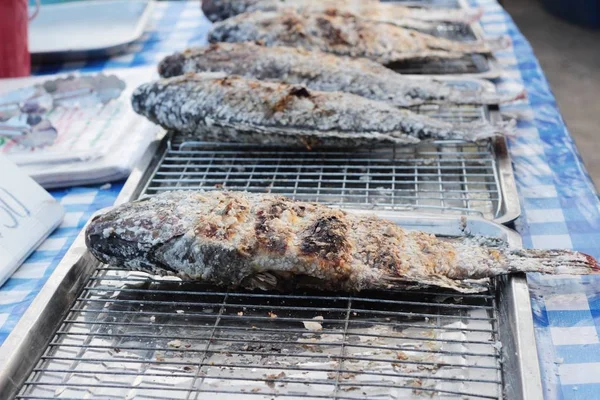 Pesce alla griglia sul fornello . — Foto Stock