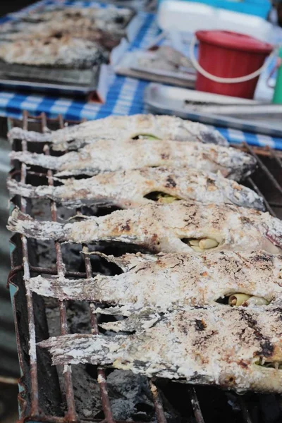 Grillet fisk på ovnen . – stockfoto