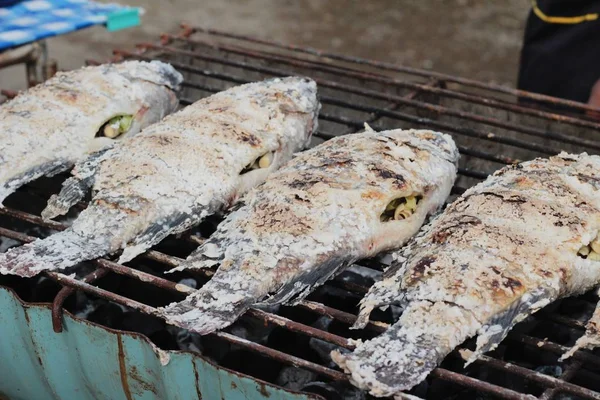 Soba üzerinde ızgara balık. — Stok fotoğraf