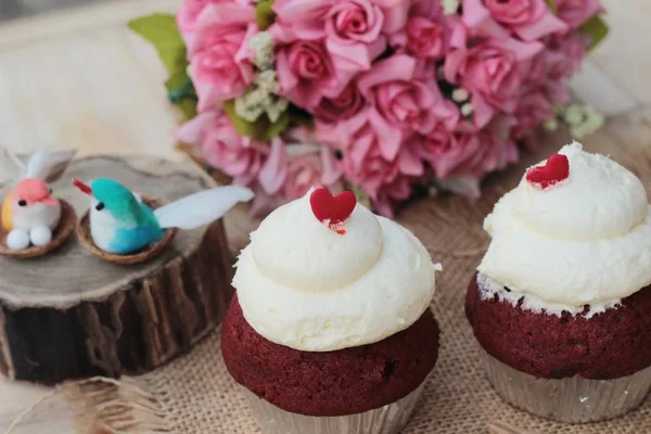 Červené sametové cupcakes je vynikající. — Stock fotografie