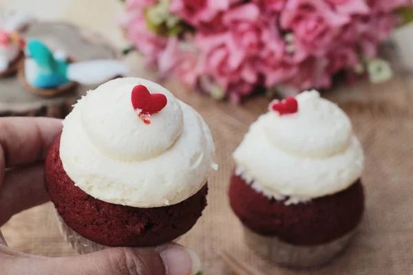 Červené sametové cupcakes je vynikající. — Stock fotografie