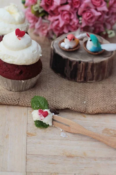 Červené sametové cupcakes je vynikající. — Stock fotografie