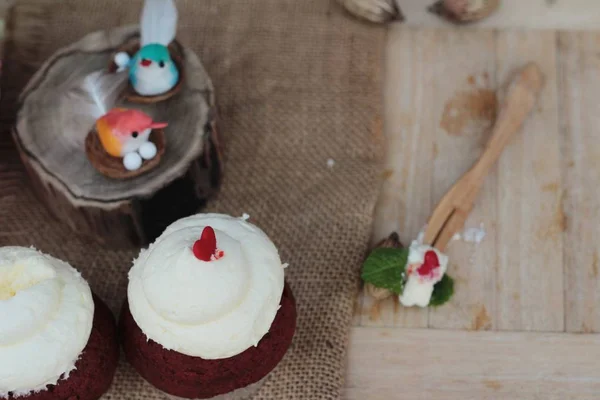Červené sametové cupcakes je vynikající. — Stock fotografie