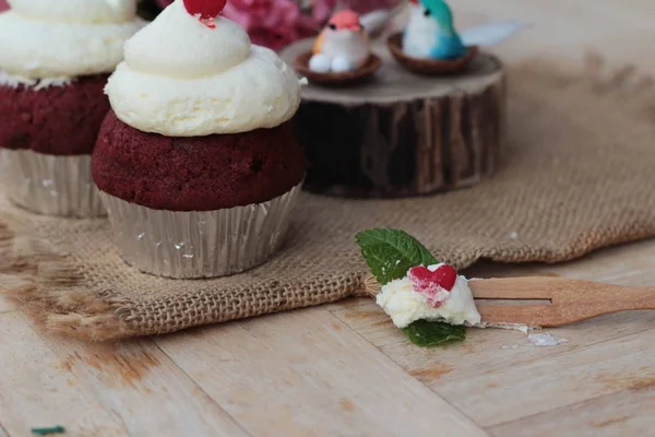 Červené sametové cupcakes je vynikající. — Stock fotografie