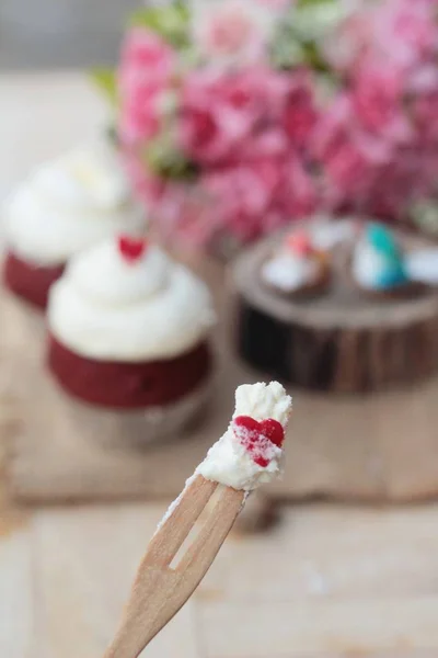 Červené sametové cupcakes je vynikající. — Stock fotografie