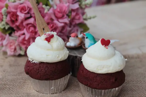 Červené sametové cupcakes je vynikající. — Stock fotografie