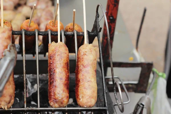 Izgara sosis Asya lezzetlidir.