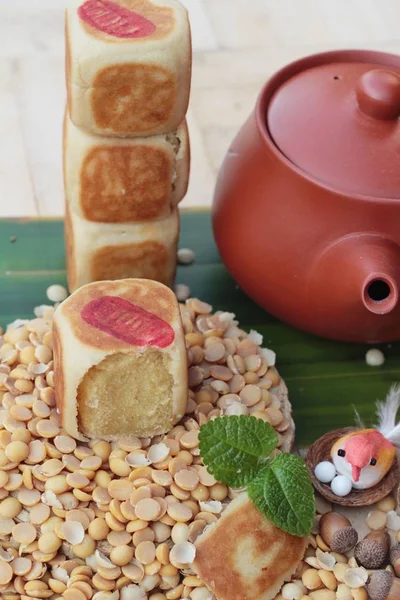 Festival moon pasta, Çin tatlı ve sıcak çay. — Stok fotoğraf