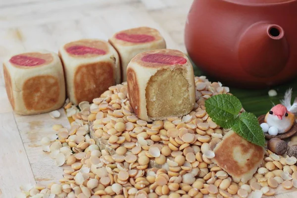 Festival pastel de luna, postre chino y té caliente . —  Fotos de Stock