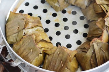 Haşlanmış balık köri yapıştır ile lezzetlidir.