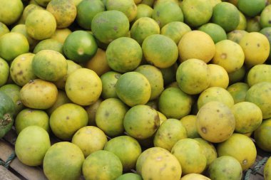 Piyasada taze limon.