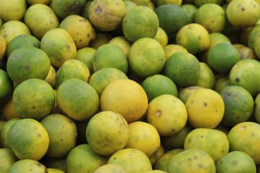 Piyasada taze limon.