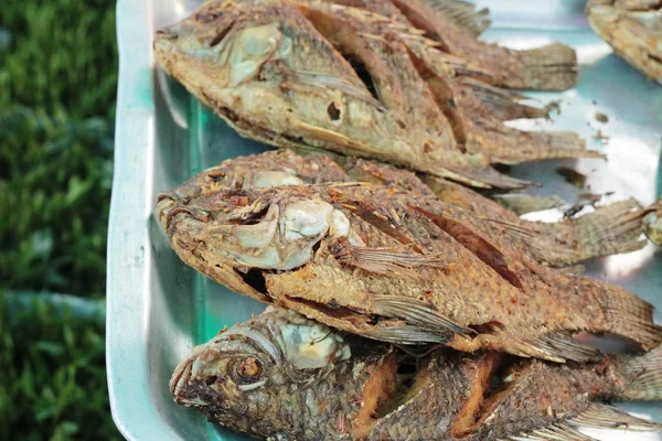 Pesce fritto è delizioso nel mercato . — Foto Stock