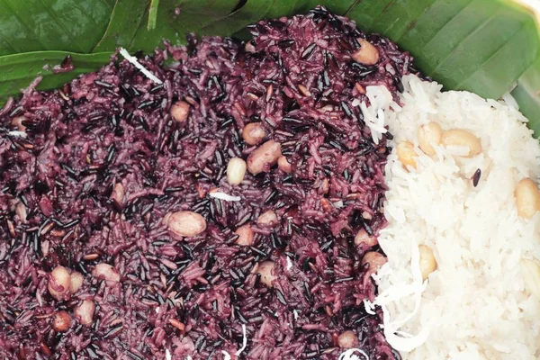 Hindistan cevizi ile yapışkan pirinç lezzetli, Tay tatlı var. — Stok fotoğraf