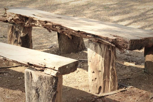 Holzstühle im Garten Vintage-Stil. — Stockfoto