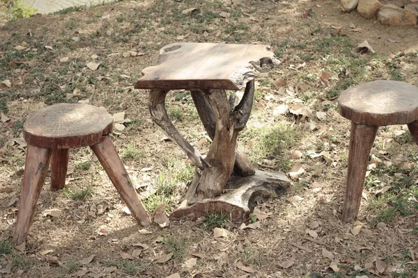 Holzstühle im Garten Vintage-Stil. — Stockfoto