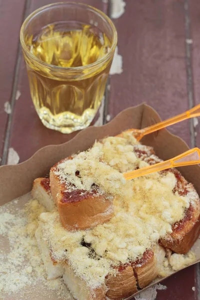 Tost serpin kuru domuz eti ve kırmızı biber yapıştırın. — Stok fotoğraf