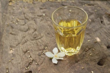 Cam üzerinde ahşap sıcak çay.