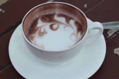 Sıcak kakao ahşap arka plan üzerinde lezzetlidir.