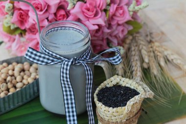 Soya sütü karışımı siyah susam lezzetlidir.