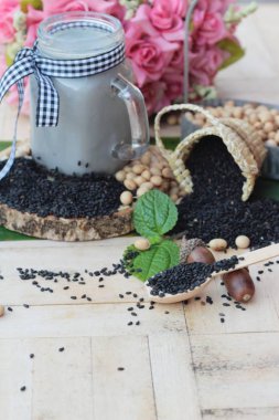 Soya sütü karışımı siyah susam lezzetlidir.