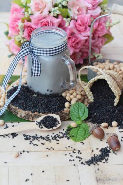 Soya sütü karışımı siyah susam lezzetlidir.