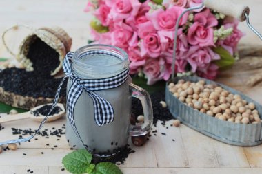 Soya sütü karışımı siyah susam lezzetlidir.